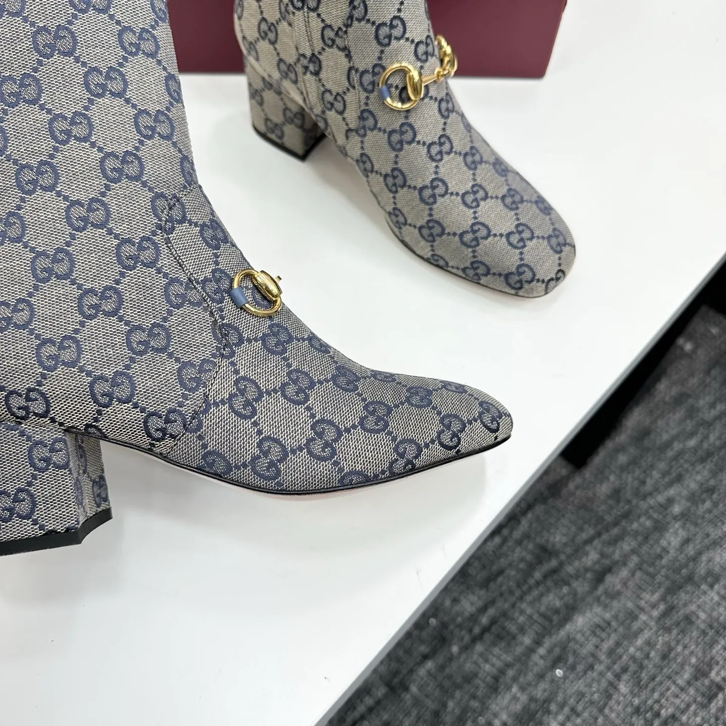 👟👟Ex-factory price 740👟👟 Gucci Gucci 2025G new autumn and winter classic horsebit thick heel short boots. The main series is finally available, and the products are worth looking forward to! Original classics create new designs ✨ Purchasing agent level! Full of high-end feel! A favorite among bloggers at home and abroad, it is retro and fashionable, easy to wear and looks great on your feet! Mainly recommended by the official website, new colors are constantly updated 🆕 ▪️Upper: original calfskin/cloth ▪️Inner lining: imported sheepskin ▪️Outsole: Italian leather outsole ▪️Heel height: 3.5cm ▪️Shoe size: 35-39 (40.41.42 can be customized)